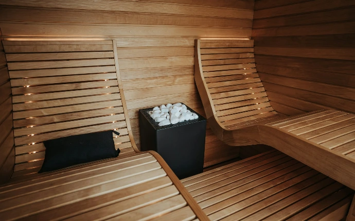 Intérieur de sauna en bois avec bancs chauffés et pierres